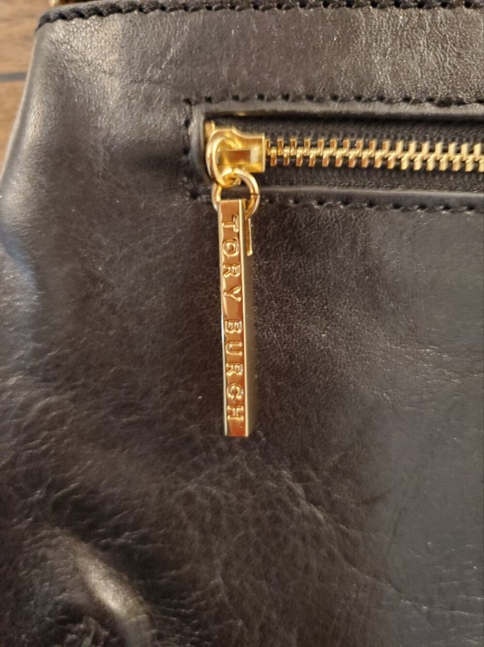 Tory Burch Black Leather Shoulder Bag with Gold Logo Chain - Picture 6 of 8